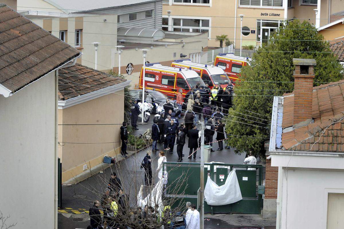 19. März: Vor Unterrichtsbeginn erschießt ein Mann vor einer jüdischen Schule in Toulouse drei Kinder und einen Lehrer. Bei der Gewalttat, die weltweit Entsetzen auslöst, trägt der Täter eine Kamera um die Brust geschnallt. Die Ermittler verfolgen zunächst vorrangig die Spur, dass es sich um einen neonazistischen oder antisemitischen Soldaten handeln könnte, doch auch eine islamistische Tat wird nicht ausgeschlossen. Präsident Nicolas Sarkozy ruft in Südfrankreich die höchste Terrorwarnstufe scharlachrot aus.