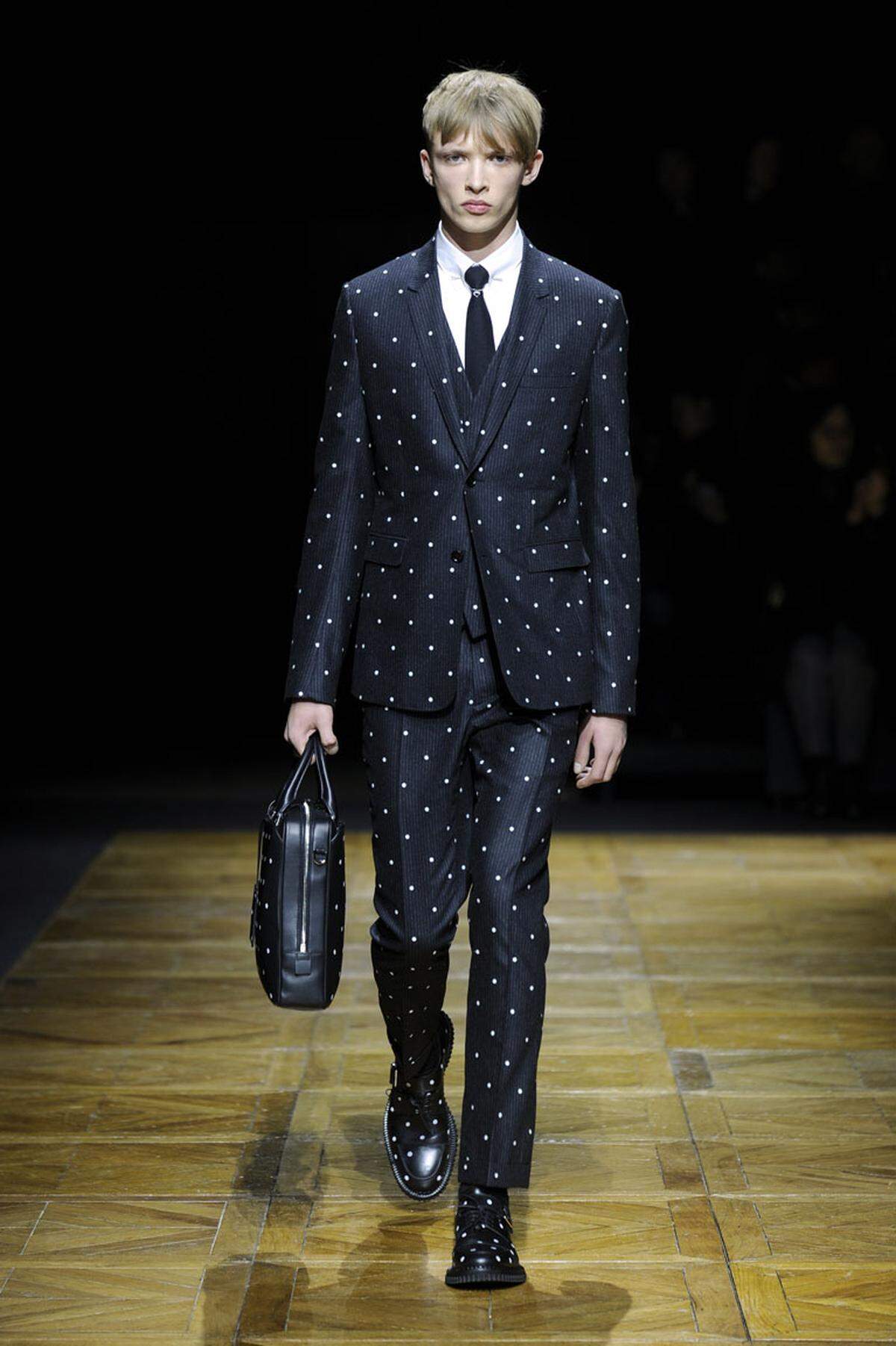 Punkt für Punkt. Bei Christian Dior wird der Pünktchen-Anzüg perfekt auf die Tasche abgestimmt.