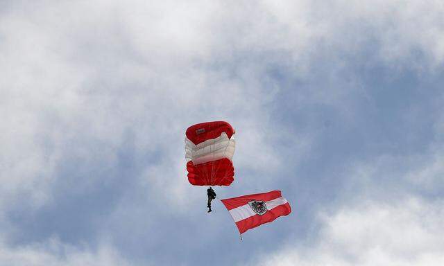 Ein Fallschirmspringer des Bundesheeres am Nationalfeiertag über dem Heldenplatz in Wien.