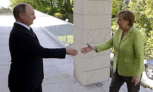 Putin begrüßt Merkel in Sotschi.