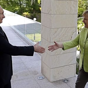 Putin begrüßt Merkel in Sotschi.