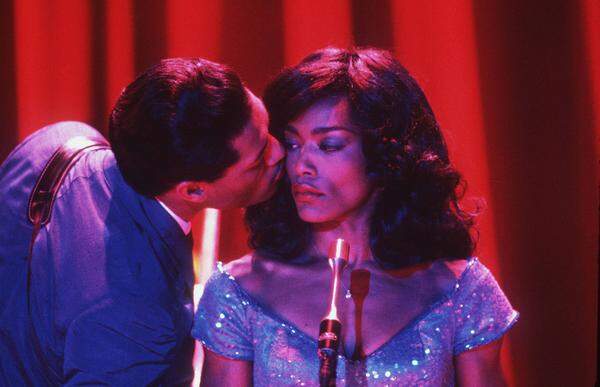 Diese düstere Seite zeigte auch die Filmbiografie "Tina - What's Love Got To Do With It?" (1994, im Bild), mit Angela Bassett in der Oscar-nominierten Hauptrolle und Laurence Fishburne als Ike Turner.