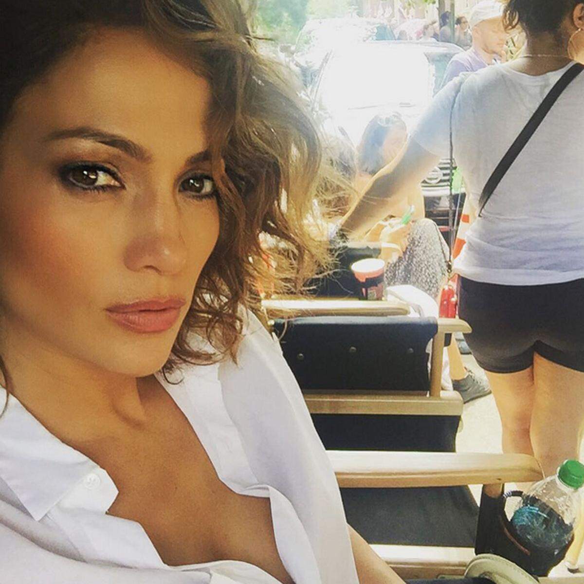 Jennifer Lopez trägt trotz Bobfrisur Locken.