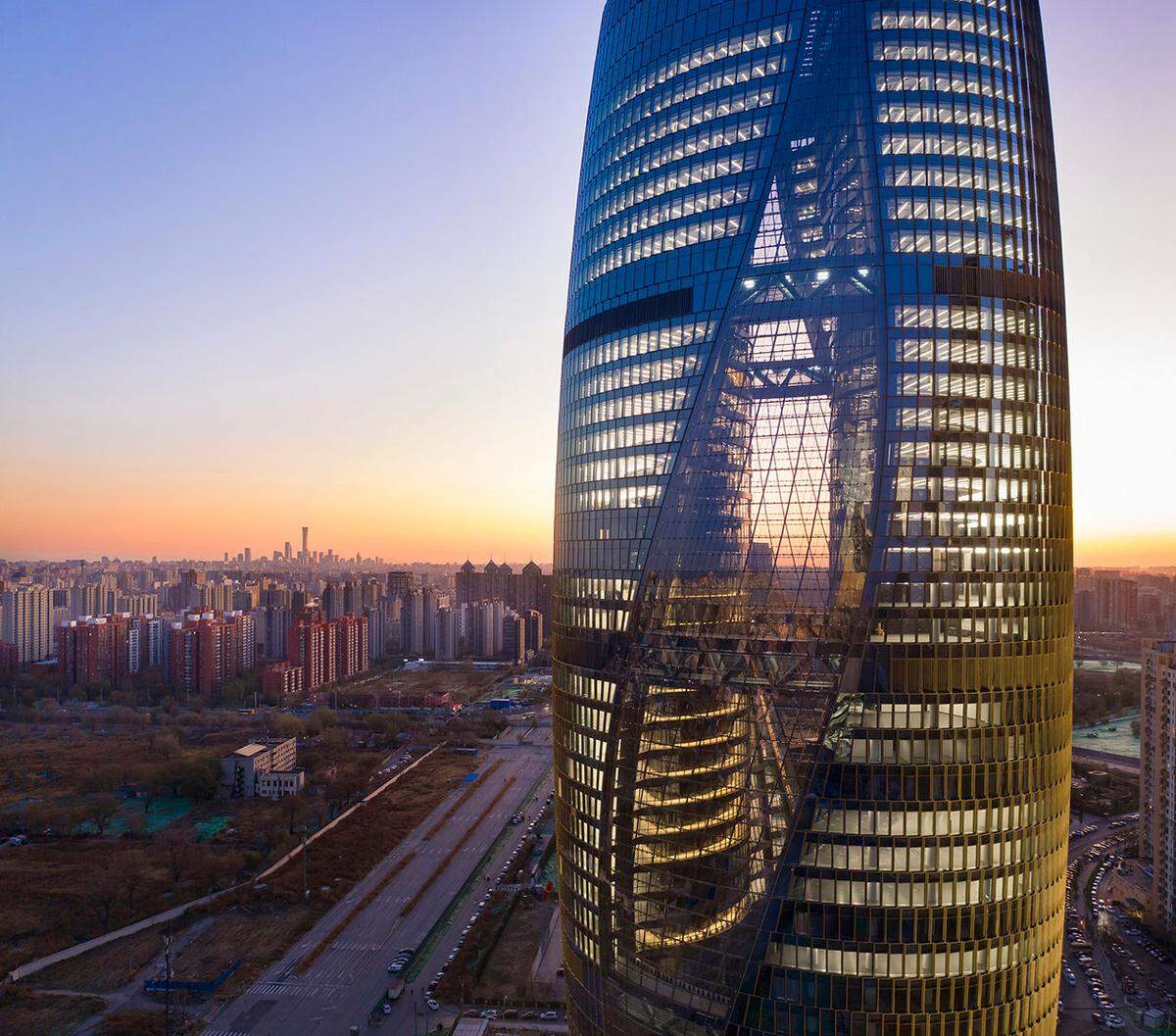 Ihr Name darf in keinem Architektur-Ranking fehlen: Jener der legendären, 2016 verstorbenen Star-Designerin Zaha Hadid. So reiht sich auch das von ihr entworfene Leeza Soho-Gebäude zu den fünf Finalisten. Der ikonische Turm befindet sich in Peking und zählt dort zu den zehn höchsten Gebäuden. Er umfasst 45 Stockwerke und bietet damit nicht nur ausreichend Bürofläche, sondern mit 194,15 Metern das höchste Atrium der Welt.