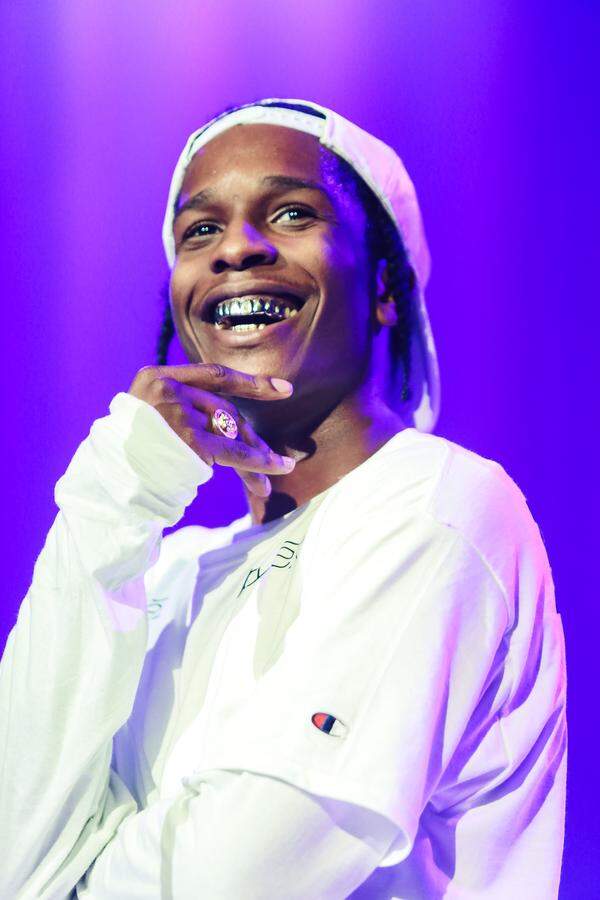 Rapper ASAP Rocky zeigt bei einem seiner Konzerte sein mit Grillz vergoldetes Gebiss.