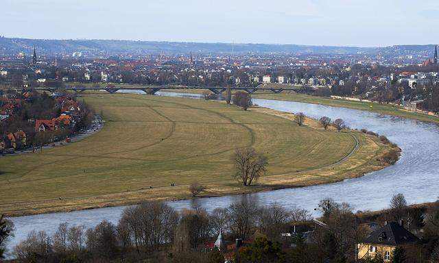 Blick von der Bergstation der Schwebebahn auf das Dresdner Elbtal mit der Waldschlösschen-Brücke