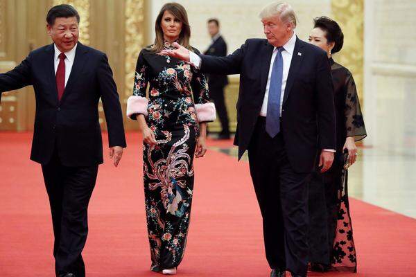 Für den Staatsbesuch in China suchte sich Melania etwas Passendes aus dem Gucci-Sortiment - mit Pelzmanschetten in Pastellrosa.