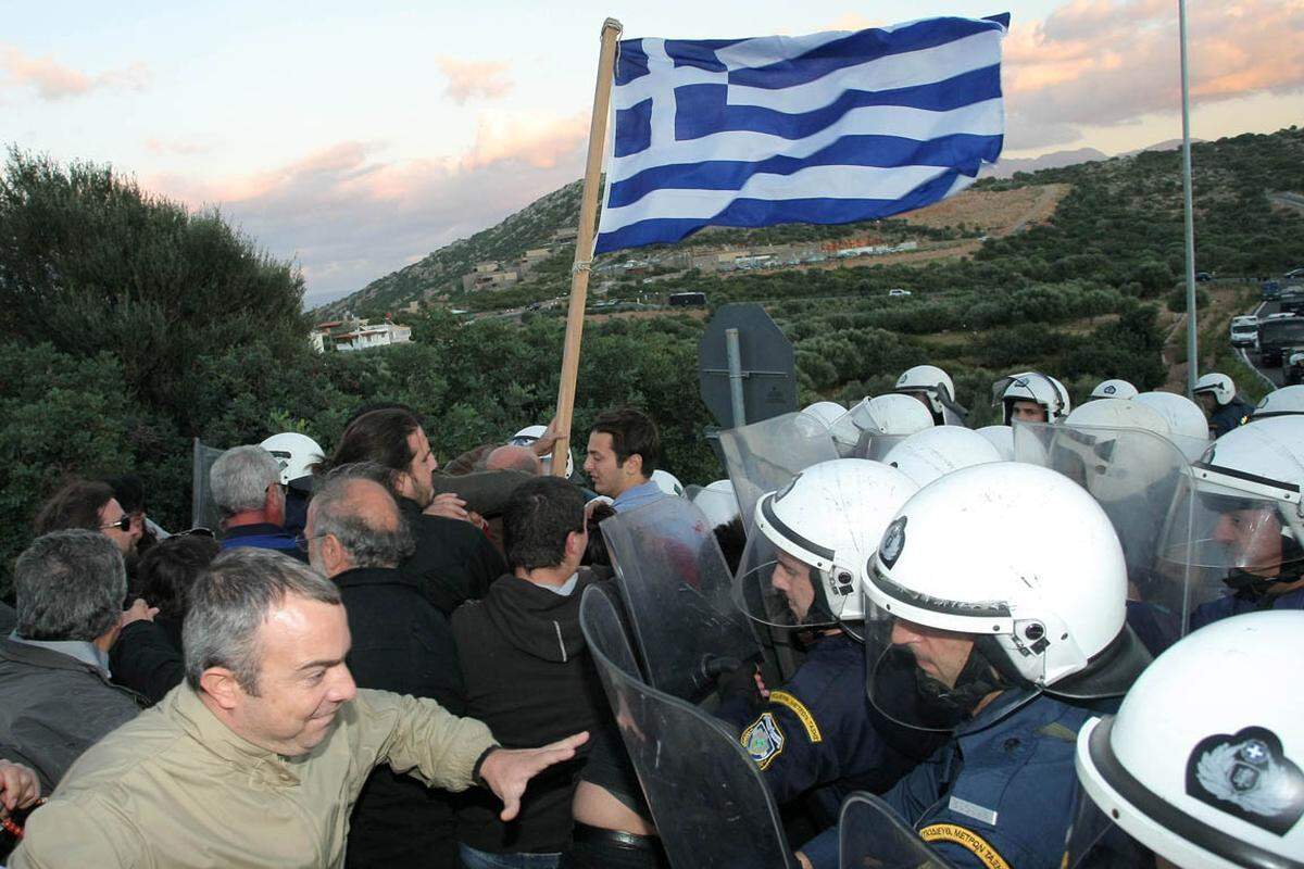 Mit einem Nein der Griechen steigt laut den Experten die Gefahr einer „ungeordneten Pleite“. Griechische Banken würden zusammenbrechen. Der Staat könnte seine Ausgaben wie die Gehälter von Staatsbediensteten nicht mehr zahlen. Eine ungeordnete Pleite würde dazu führen, dass nicht nur, wie im letzten Hilfspaket vereinbart, die Banken auf einen Teil ihrer Forderung an den griechischen Staat verzichten müssten