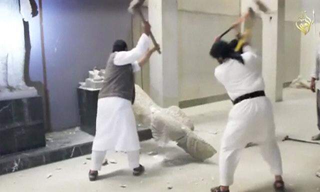 Auf einem am Donnerstag veröffentlichten Video werden IS-Kämpfer gezeigt, die die Statuen zerstören.