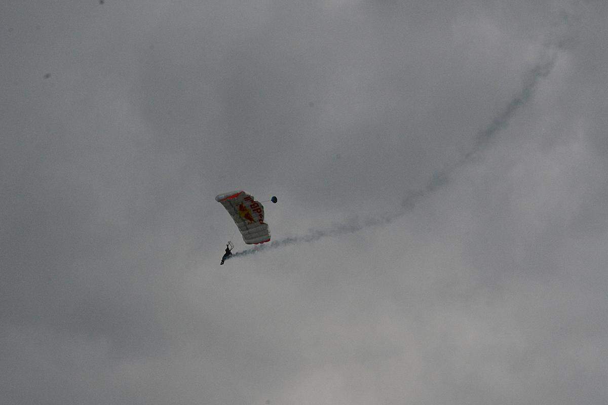 Die "Red Bull Skydive Show" bestand darin, dass Fallschirmspringer zielsicher im Publikum landeten. Während der Show fing es zu tröpfeln an, richtig zu regnen begann es glücklicherweise am Freitag nicht. 