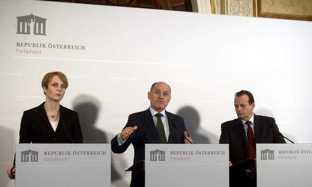 Eva Zeglovits, Nationalratspräsident Wolfgang Sobotka (ÖVP) und Thomas Stern (Braintrust) bei der Präsentation der Antisemitismusstudie.