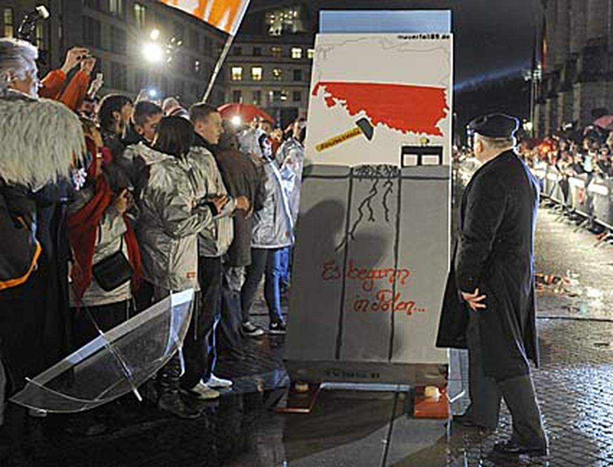 Im Anschluss warf der Mitbegründer der polnischen Gewerkschaft Solidarnosc und späteren polnischen Präsidenten Lech Walesa den ersten Stein einer symbolischen Berliner Mauer um ...