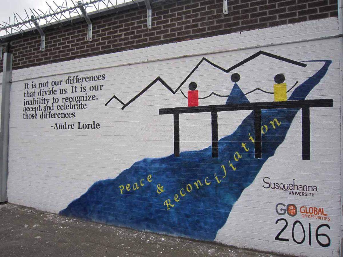 An den Wänden von Schulen regieren die „murals“, großflächige Wandmalereien, und die Anliegen sind allgemeiner.