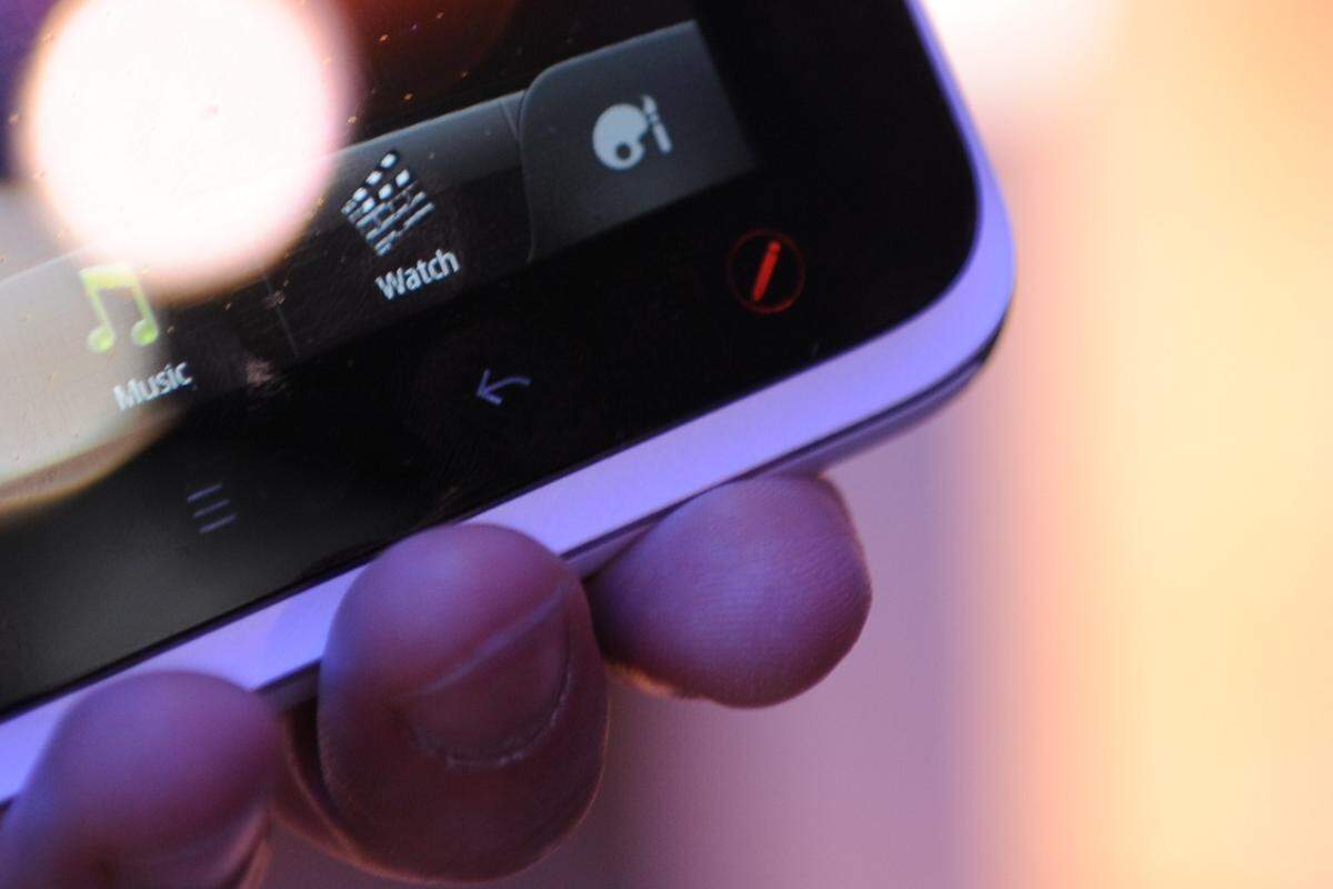 An der Unterkante befindet sich ein bisher bei Android-Geräten unbekannter Button. Er dient für eine neue Funktion, die der Hersteller HTC Scribe nennt.