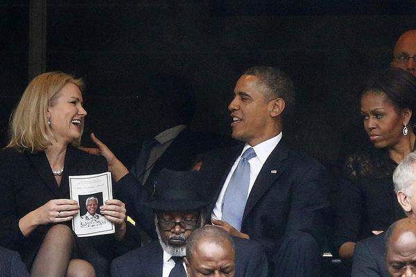 Obama plaudert mit der dänischen Premierministerin Helle Thorning-Schmidt. First Lady Michelle Obama sieht's gar nicht gern.