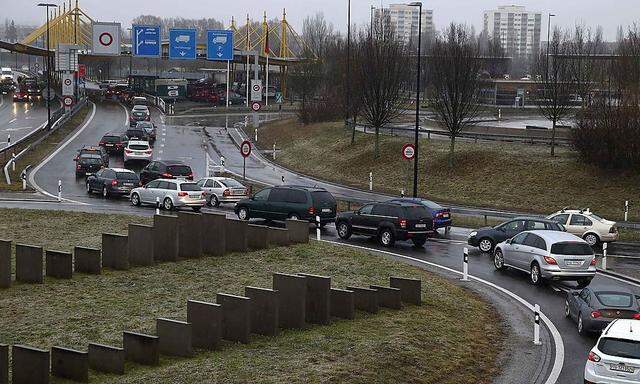 Cars queue before leaving Switzerland in front of a checkpoint at the Swiss-German border in the northern Swiss town of Kreuzlingen