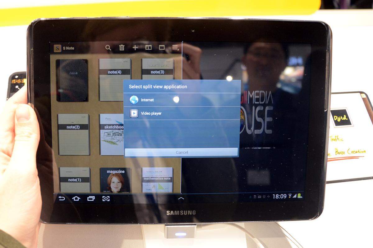 Als Besonderheit hat Samsung auch eine neue "Multiview"-Funktion angepriesen. Die ermöglicht, so steht es in der Presseaussendung, bis zu vier Apps gleichzeitig nebeneinander am Bildschirm betrachten zu können. Das klingt praktisch - man könnte dann etwa auf der einen Seite ein E-Book oder eine Webseite geöffnet haben und auf der anderen eine Notiz-App. Oder ein Video und daneben Facebook. Tatsächlich war die Funktion auf der Messe aber noch nicht ganz fertig und bot lediglich drei Apps, die Multiview unterstützen.