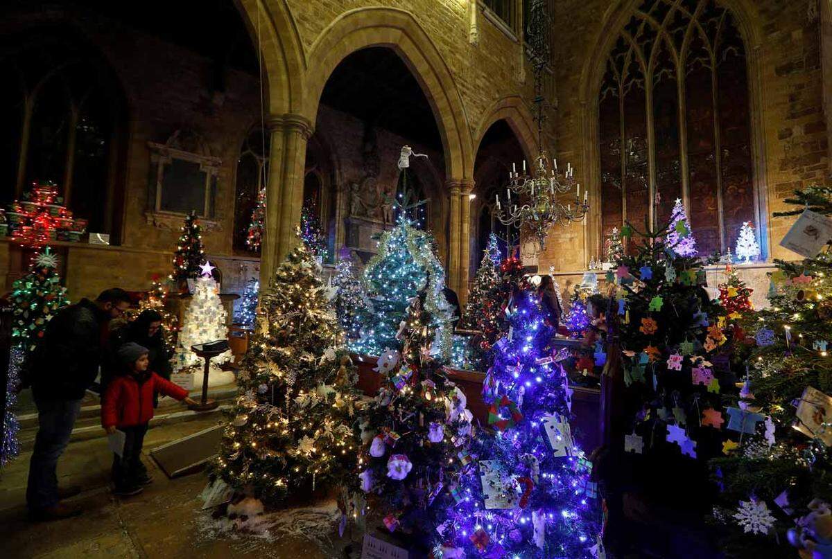 Das alljährliche Christmas Tree Festival in der St Mary's Parish Church in Melton Mowbray.
