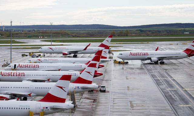 Nach dem Unfall einer leeren Maschine der Austrian Airlines in der Nacht auf Sonntag auf dem Flughafen Wien in Schwechat laufen die Untersuchungen.