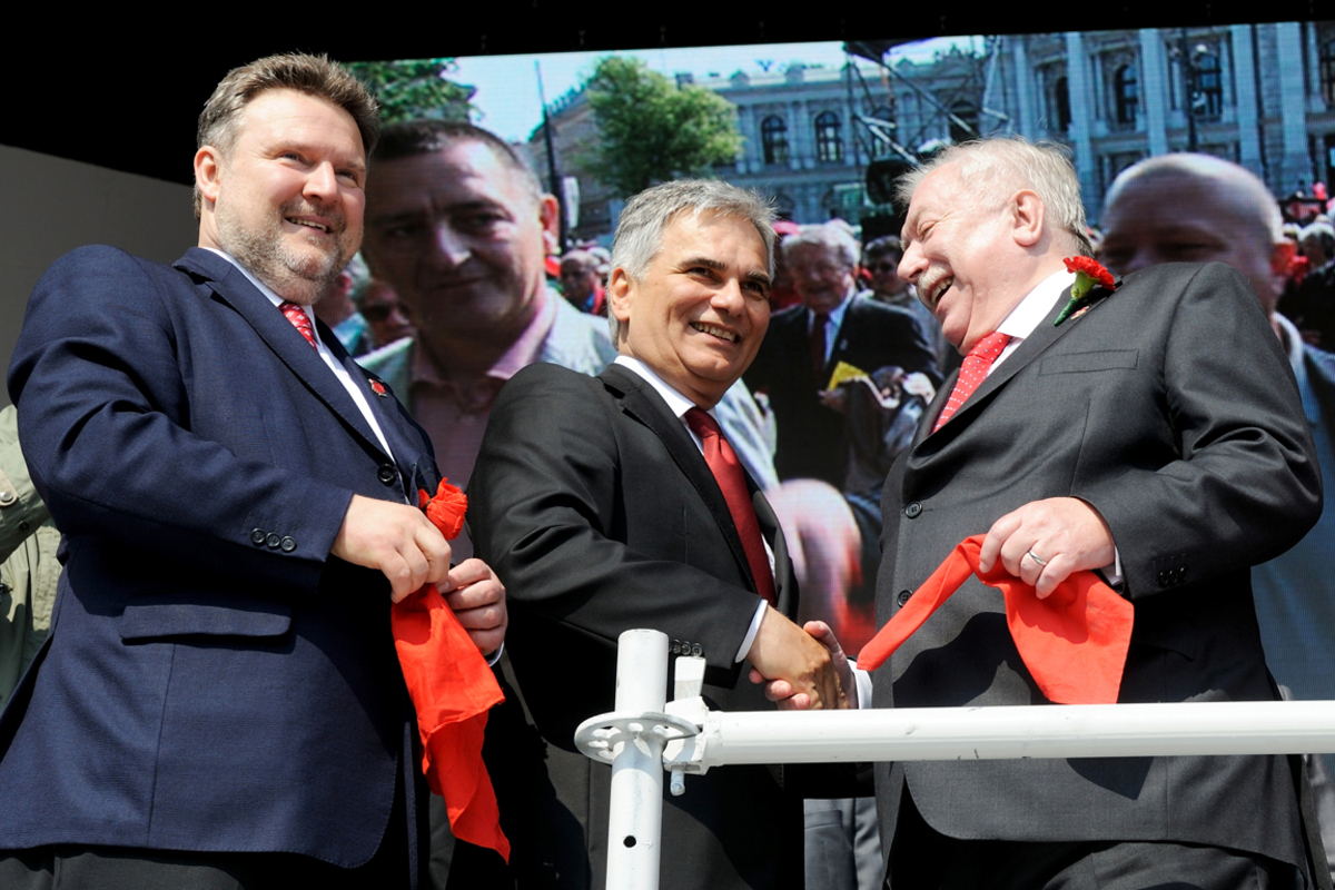 Stadtoberhaupt Häupl eröffnet den Reigen an Reden an die rote Basis. Nach ihm ist SPÖ-Chef Faymann an der Reihe....