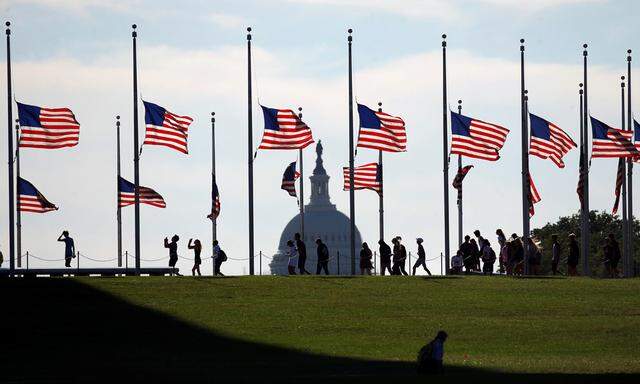 Flags at the Washington Monument fly at half staff to honor those killed in last weekend´s shootings at a gay club in Orlando, Florida, in Washington