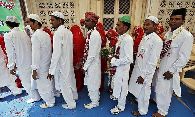 Symbolbild: Männer bei einer Massenhochzeit in Indien.