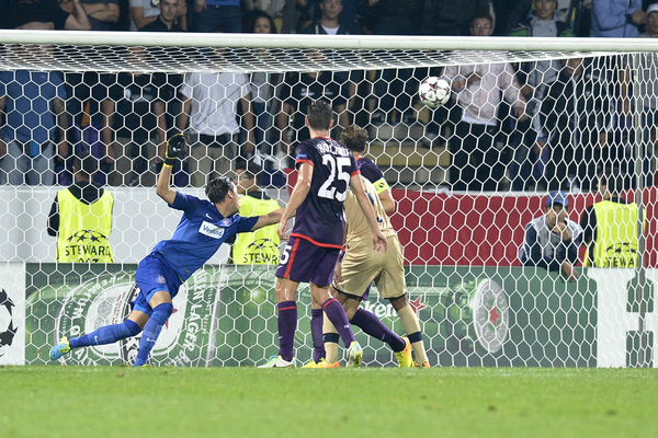 ...beim zweiten ins Kreuzeck war aber auch der Austria-Schlussmann machtlos (43.).