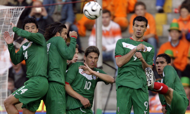 Mexikos Spieler wissen, was man im Fußball unter einer Mauer versteht.
