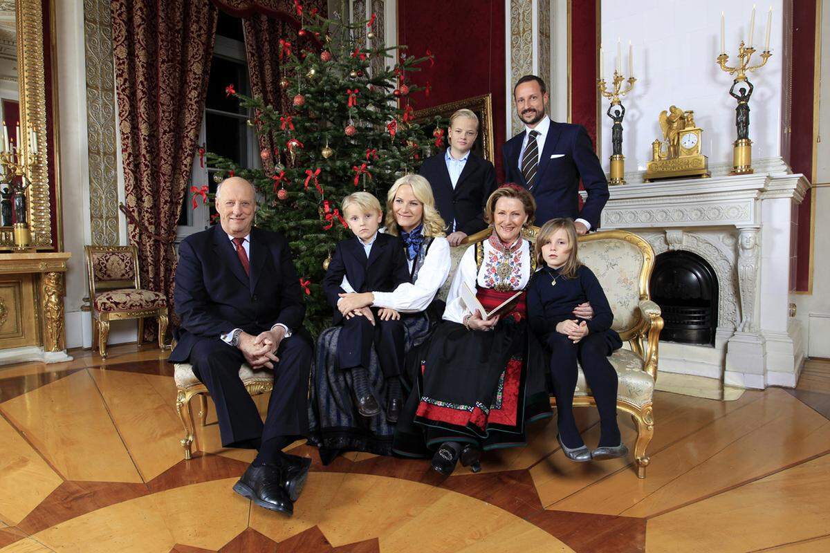 Die norwegische Königsfamilie zeigt sich zum Fest fein herausgeputzt für ein Gruppenbild. Vor zwei Jahren feierte Prinzessin Mette Marit mit ihrer Familie noch in Indien, im Vorjahr auf Gut Skaugum.