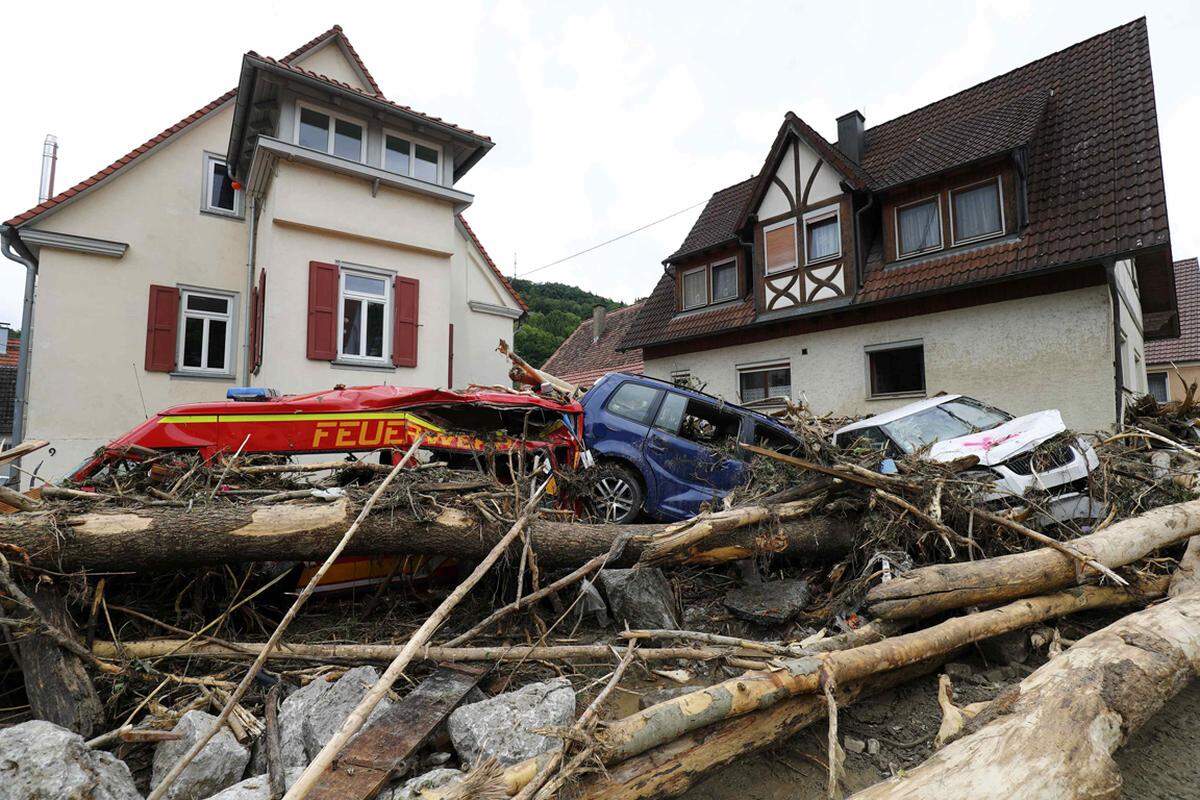 Mindestens ein Haus ist durch die Fluten total zerstört worden, auch zwei Brücken haten den Wassermassen nicht standhalten können.