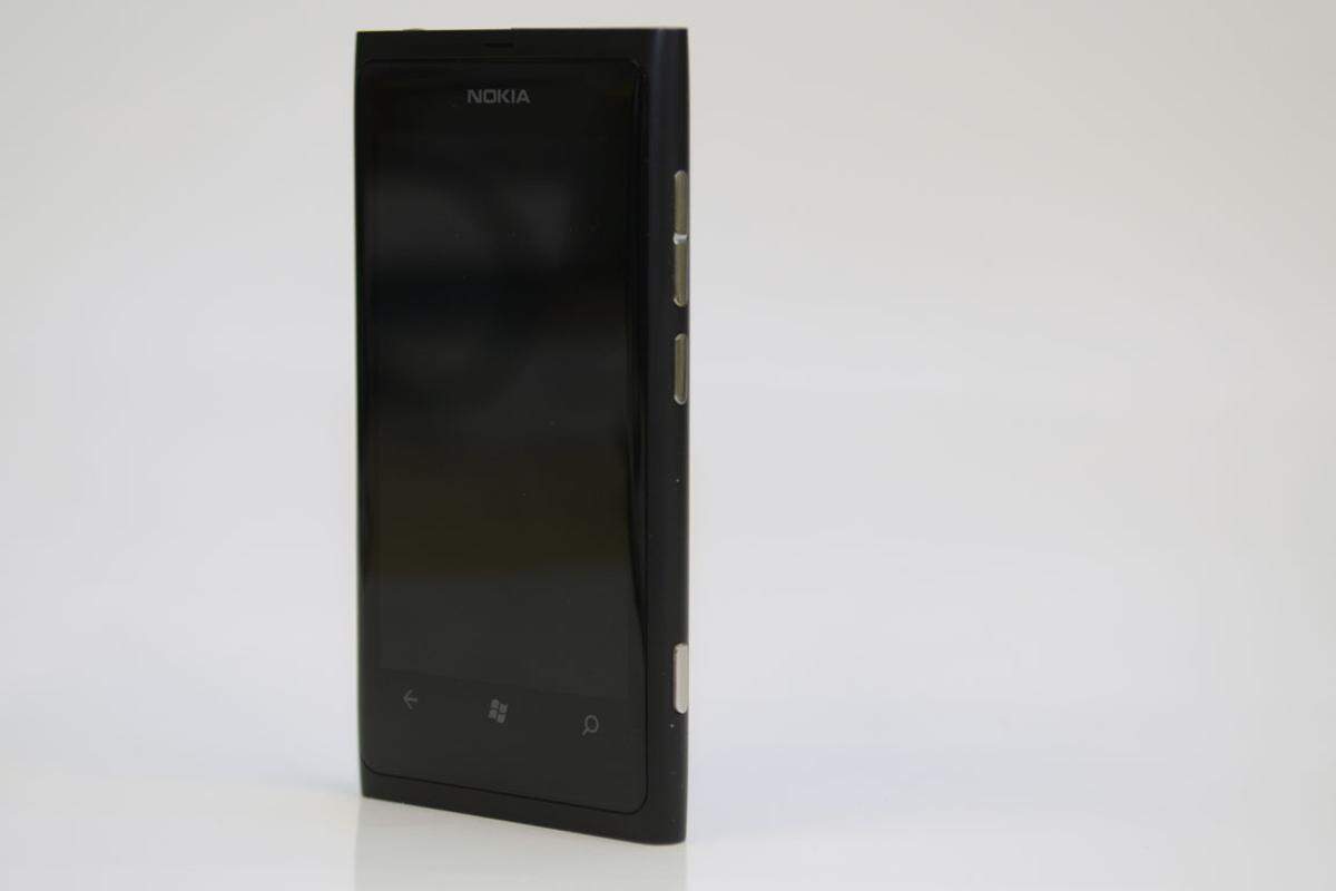 Das Nokia Lumia 800 ist das erste Smartphone des Herstellers mit Microsofts Windows-Phone-Betriebssystem an Bord und soll als Speerspitze gegen die Smartphone-Konkurrenz von iPhone und Android dienen. Rein optisch erinnert es ein bisschen an den Monolithen aus "2001 - Odyssee im Weltraum". Zum vollständigen Testbericht >>>Text und Bilder: Daniel Breuss