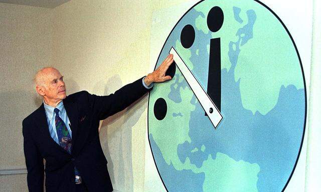 Archivbild aus dem Jahr 1998, als Leonard Reiser, Mitglied des "Manhattan Projects" den Minutenzeiger von 14 auf 9 Minuten vor Mitternacht - ist gleich Weltuntergang - vorrückte.