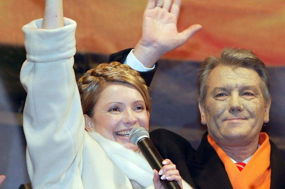 Viktor Juschtschenko gewinnt die Neuauflage der Stichwahl gegen Janukowitsch mit 52 zu 44 Prozent der Stimmen. Diesmal spricht die OSZE von einer freien und fairen Wahl. Juschtschenko wird Präsident, seine Mitstreiterin Julia Timoschenko Premierministerin.