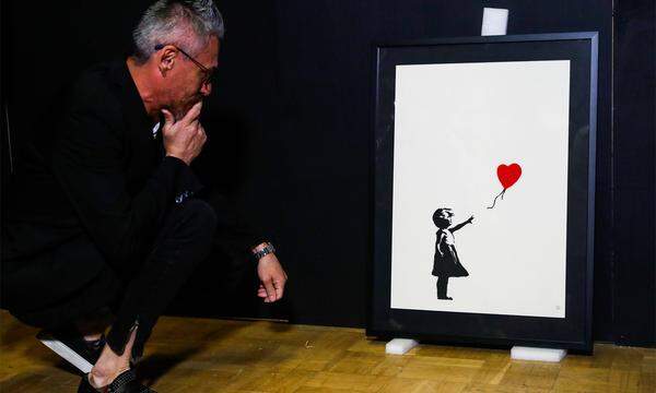Das „Balloon Girl“ brachte Banksy 2002 auf einer Hausmauer im Osten Londons an. Nachdem das Werk aus der Wand eines Geschäftslokals herausgetrennt worden war, erzielte es bei einer Versteigerung 500.000 Pfund