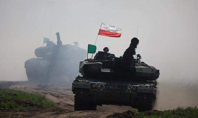 Archivbild. Polnische Leopard-Panzer bei einer Nato-Übung am 24. Mai in Bemowo Piskie, Polen.