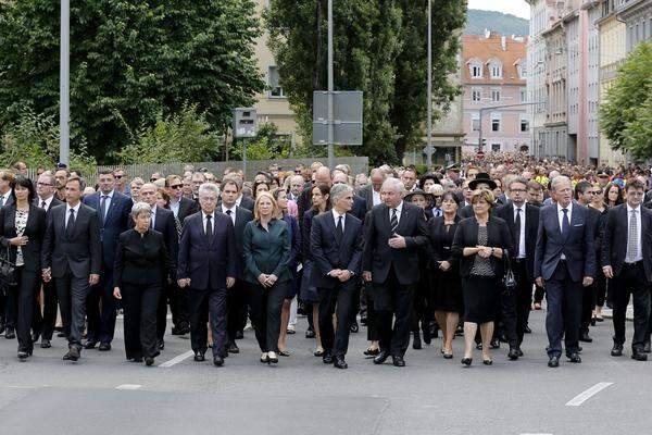 Mit Bürgermeister Siegfried Nagl (ÖVP) kam die ganze Stadtregierung, Nagl marschierte dabei an jener Stelle vorbei, an der er selbst fast Opfer des 26-jährigen Amokfahrers geworden wäre.