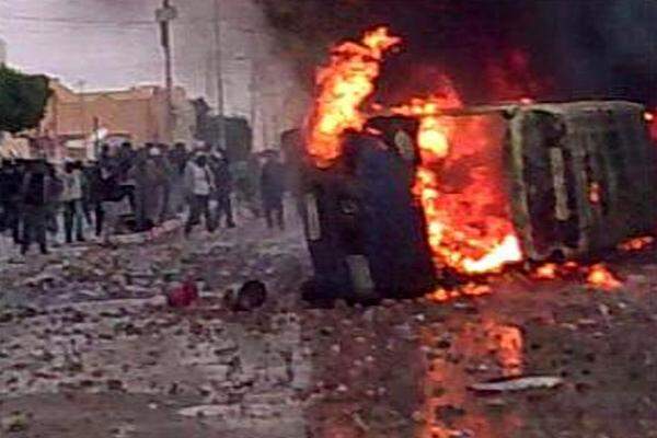 Die schlimmsten Unruhen seit der Machtergreifung Ben Alis vor 23 Jahren hinterlassen eine Spur der Verwüstung. Die Demonstranten fackeln ...