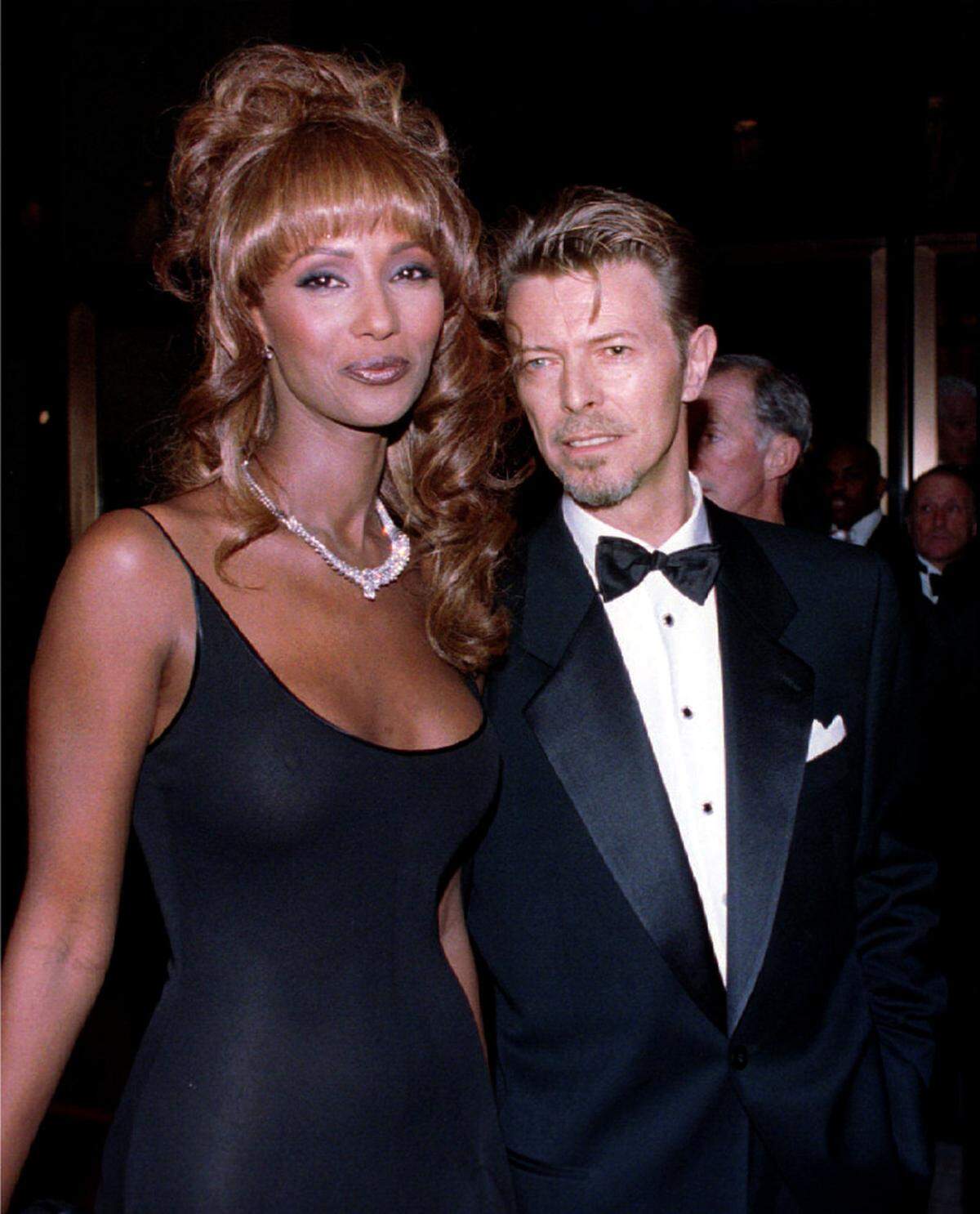 Auch das richtige Make-up sei entscheidend. Sie rät jeder Frau, egal ob dunkler oder heller Haut, zu Bronzepuder. Iman mit David Bowie 1994.