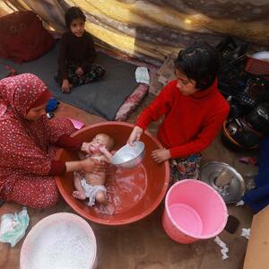 Eine Mutter badet ihr Baby in einem Flüchtlingscamp in Rafah im südlichen Gazastreifen.