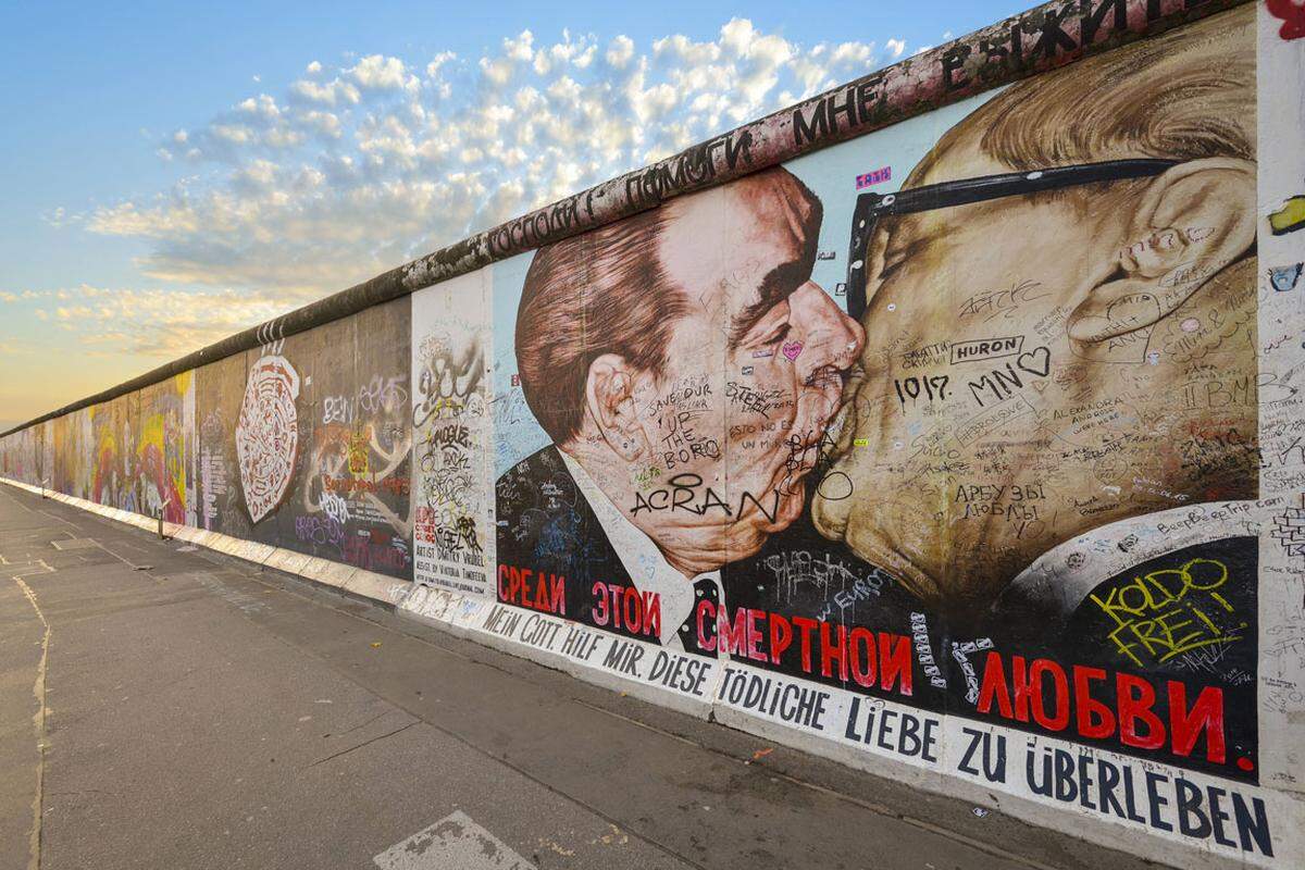 Kameradenküsse bewegen manchmal die Geschichte. Der berühmteste sozialistische Bruderkuss fand 1979 zum 30. Geburtstag der DDR statt. Erich Honecker und Leonid Breschnew küssten einander zur Begrüßung in Berlin. Eine Erinnerung an diese Szene findet man heute in der "East Side Gallery" auf den Resten der Berliner Mauer.