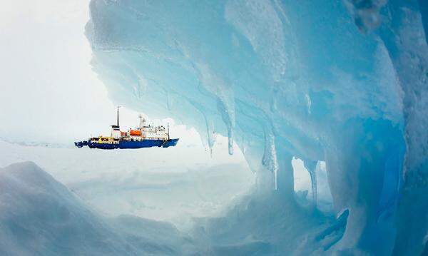 In den vergangenen Tagen hatte es zahlreiche Rückschläge gegeben: Wegen dichten Schneetreibens und heftiger Winde musste der australische Eisbrecher Aurora Australis, der das Schiff mit 74 Menschen an Bord am Montag loseisen wollte, umkehren.