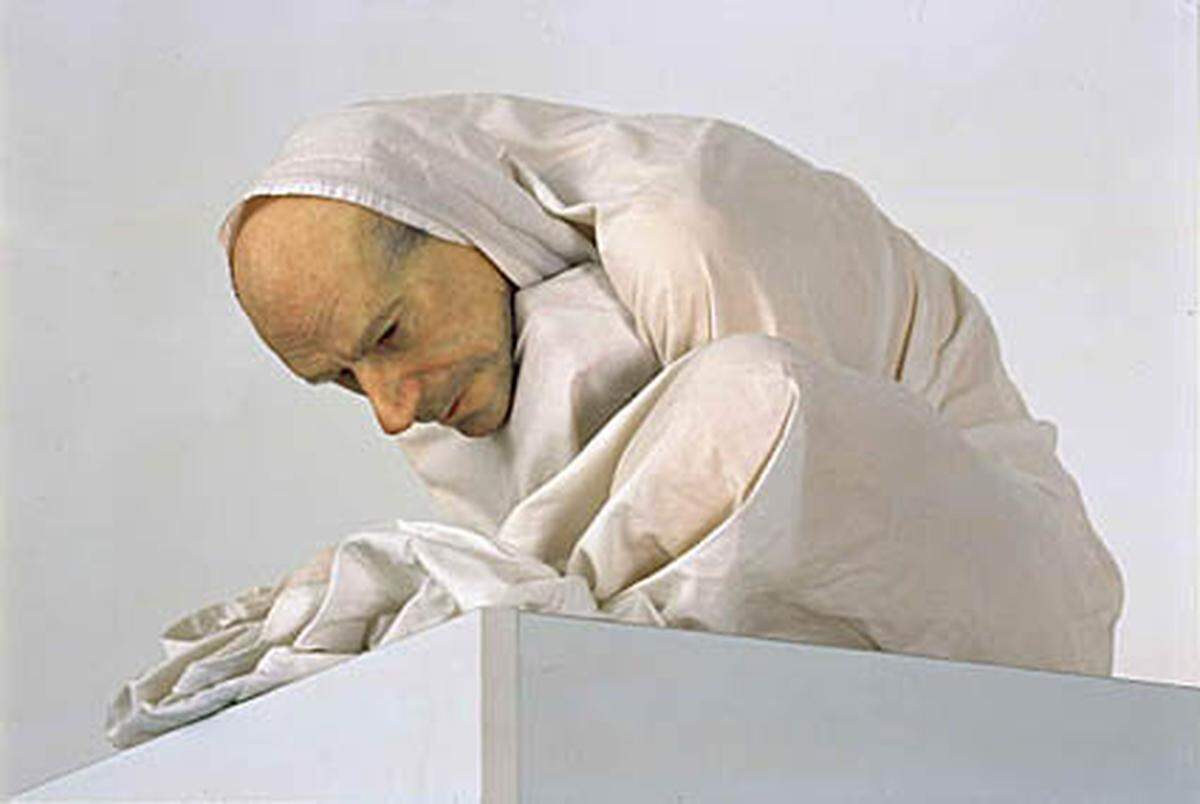 Im Bild: Ron Mueck: Man in a Sheet, 1997, Olbricht Collection (c) Ron Mueck, C ourtesy Anthony d’Offray, Foto: Joachim Fliegner