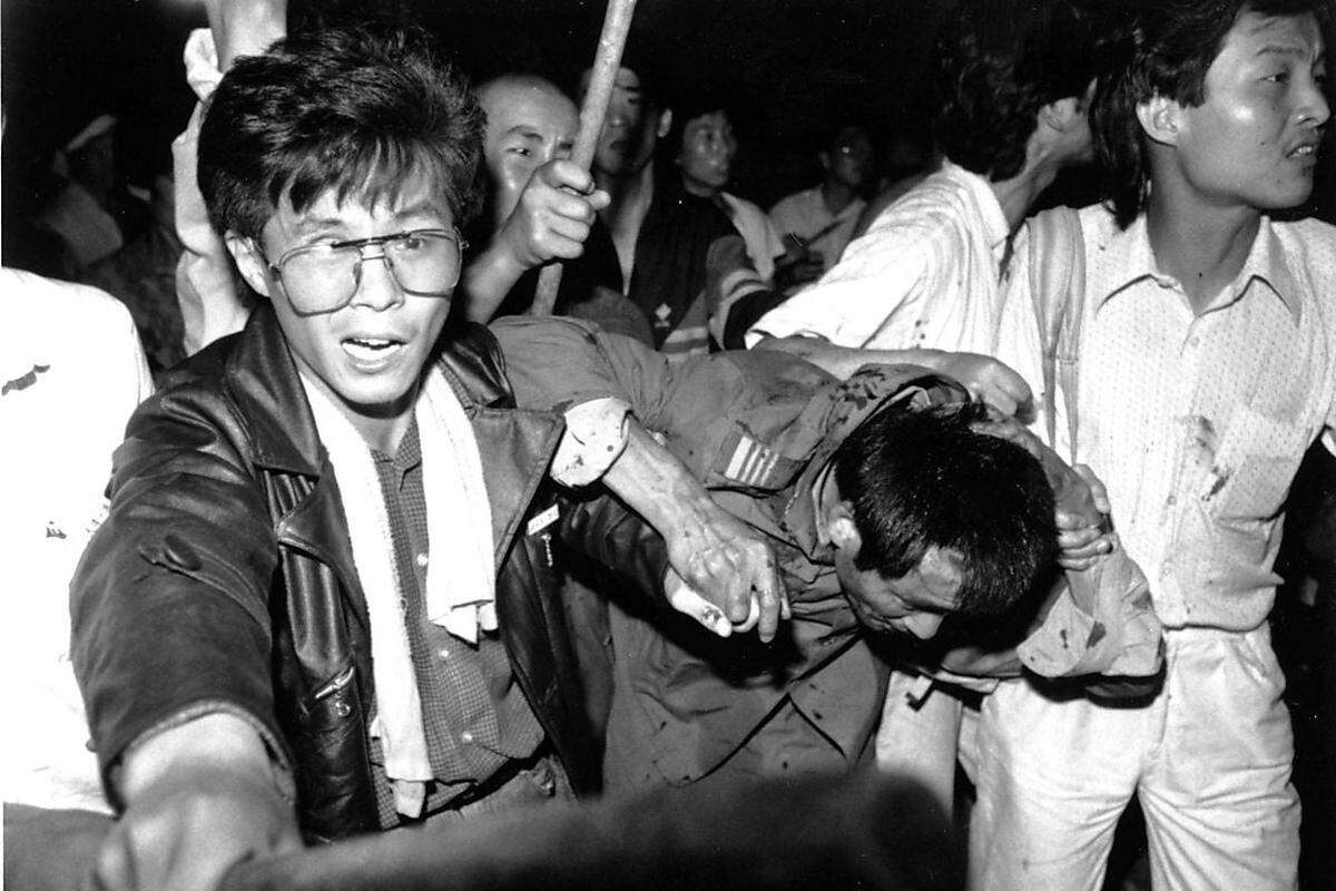 „Keine Angst vor dem Tod“ („Bu pa si“) hatten sich die Studenten, die auf dem Pekinger Tiananmen-Platz für mehr Freiheit und Demokratie demonstrierten, auf weiße Stirnbänder geschrieben. In der Nacht von 3. auf 4. Juni 1989 wurde die Befürchtung, dass die chinesische Führung gewaltsam durchgreifen würde, wahr. Mit Panzern und Maschinengewehren schlug Peking die Demokratiebewegung nieder. In China herrscht 27 Jahre danach noch immer Schweigen über das Massaker.