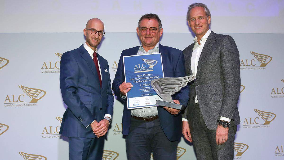 Auszeichnung 1. Platz Kategorie National Großbetriebe für die KSW Elektro- und Industrieanlagenbau GmbH (v. li.): PwC Österreich-Direktor Jürgen Kreindl, KSW-Geschäftsführer Stefan Walser und IV Vorarlberg-Präsident Martin Ohneberg.