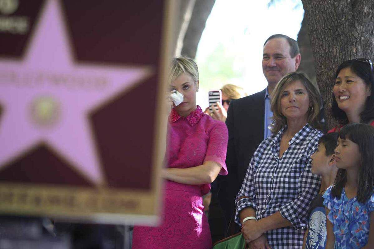 US-Serienstar Kaley Cuoco aus der erfolgreiche Sitcom "The Big Bang Theory" ist mit einem Stern auf dem Walk of Fame in Los Angeles unter die Größen Hollywoods aufgestiegen. "Ich bin total überwältigt", sagte die zu Tränen gerührte 28-jährige Schauspielerin.