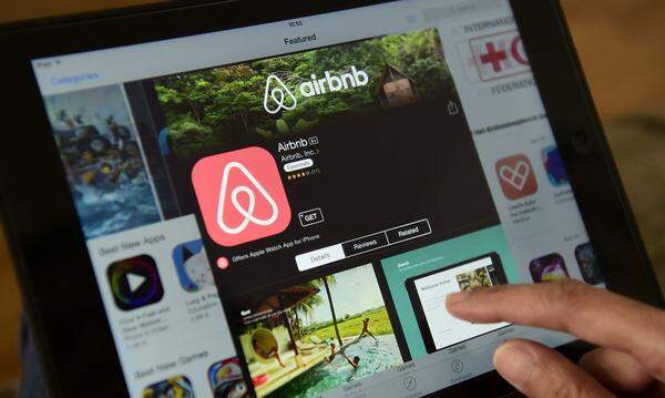 Kritiker werfen dem Unternehmen vor, die Plattform als Gewerbeportal zu missbrauchen. Die ursprüngliche Idee von Airbnb war, dass Privatpersonen in ihrer Abwesenheit ihre Wohnungen und Häuser vermieten. Mittlerweile sei Airbnb ein kommerzialisiertes Produkt geworden, sagen Kritiker.
