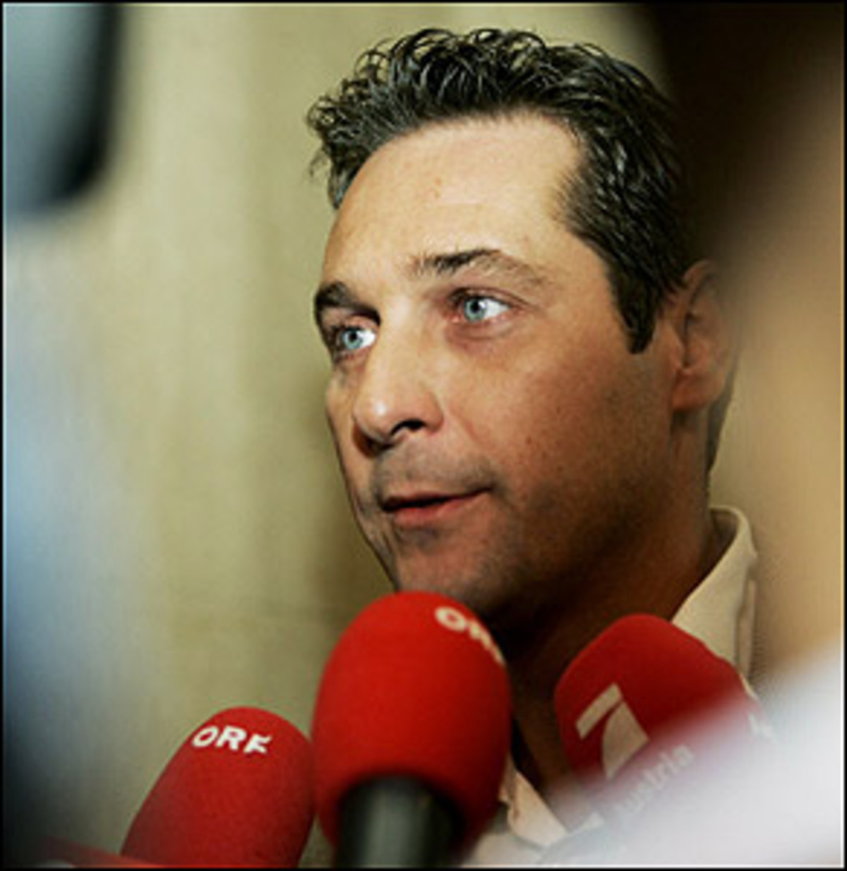 "Mit dem BZÖ und den Grünen ist kein Staat zu machen."Doch: Bei einer Konzentrationsregierung ginge es um eine Bündelung aller Kräfte für eine gewisse Übergangsfrist aus staatspolitischer Verantwortung. Dem würden wir uns nicht verschließen."FPÖ-Chef Heinz-Christian Strache