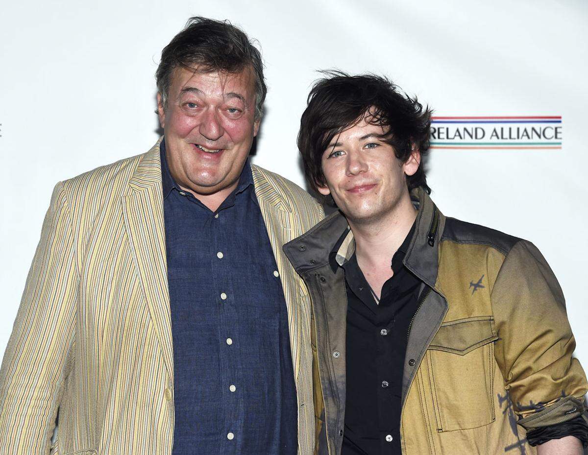 Multitalent Stephen Fry war 14 Jahre mit Daniel Cohen liiert. Die Beziehung ging 2010 zu Ende. Der Schauspieler meinte einst: "Ich bin zu 90 Prozent homosexuell, aber gelegentlich ziehen mich Frauen an". 2015 heiratete er seinen um 30 Jahre jüngeren Partner Elliott Spencer.