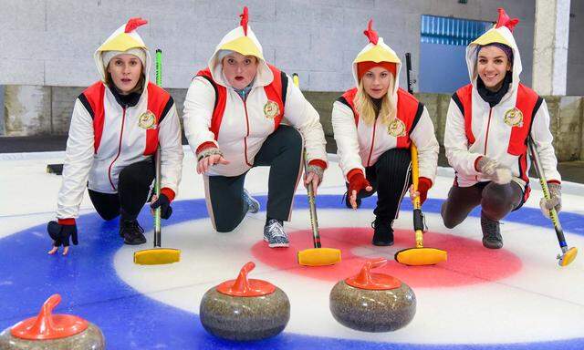 Marlene Morreis, Veronika Polly, Katharina Straßer und Maddalena Hirschal treten als „Chicken Nugget Queens“ beim Curling an.