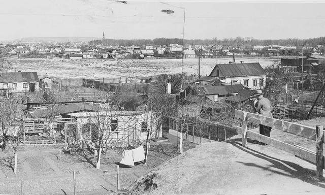 Eine wilde Siedlung, wie sie nach dem Ersten Weltkrieg in Wien mehrfach entstanden: ein Bretteldorf mit Blick in Richtung Bruckhaufen, aufgenommen 1935.